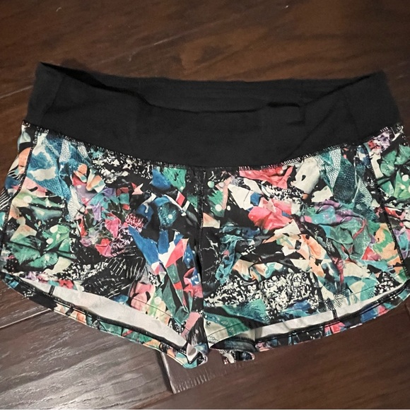 Lululemon speed up short 2.5’ inseam 
color: multi with black waistband 
size:8 - Picture 1 of 4